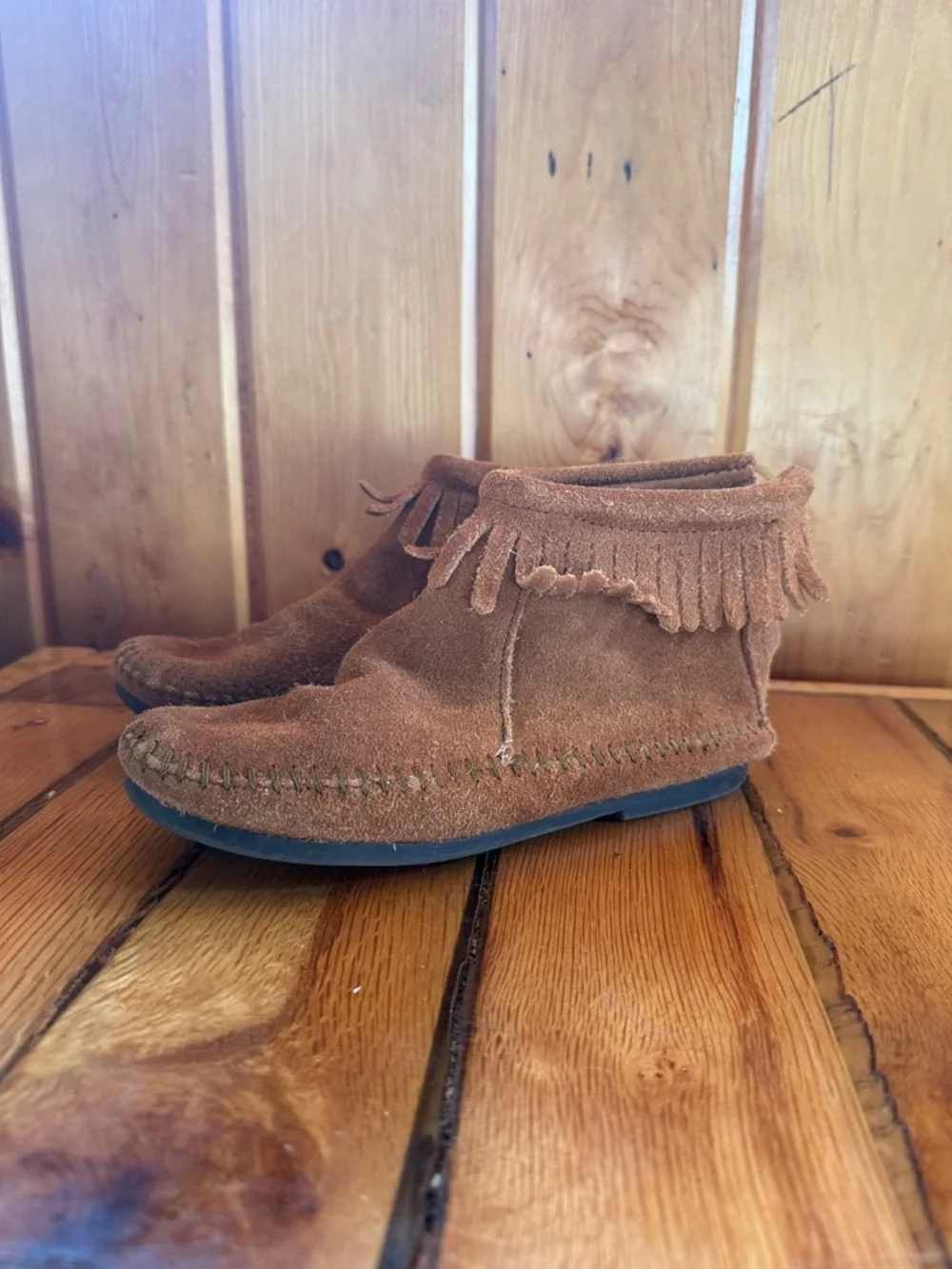 Minnetonka Kids Suede Fringe Moccasins in Chestnut Brown Size 1